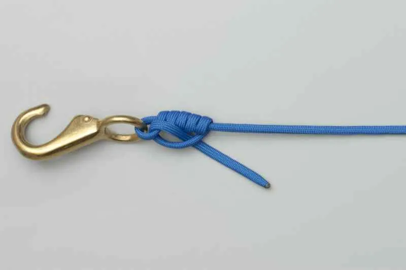 Steg 7: Knuten åtdragen och tampen redo att klippas