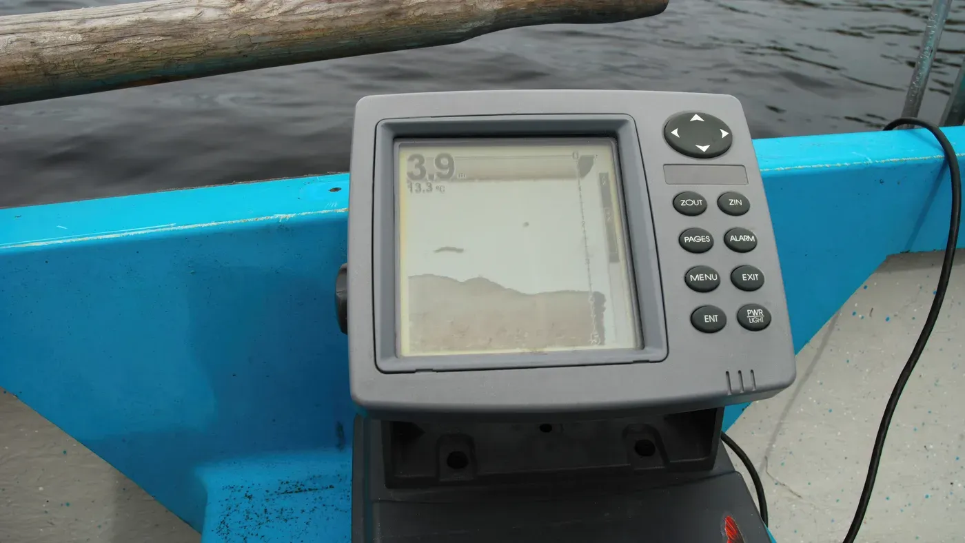 Ekolod och sonarskärm i en fiskebåt
