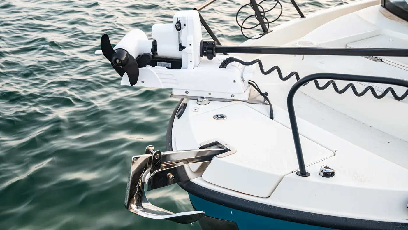 Bogmonterad elmotor på en fiskebåt