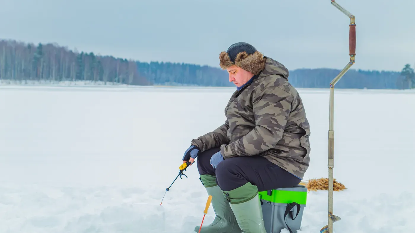 Fiskare i kallt väder på vintern